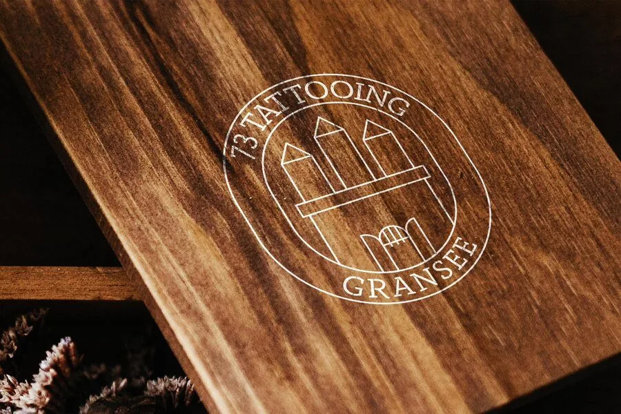 73 Tattooing, Logo-Gravur auf Holz